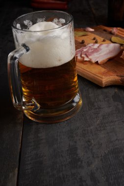 pastırma ve bardak bira bir tablo