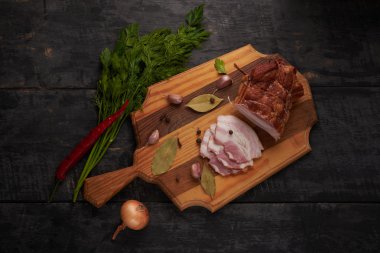 domuz eti ve baharat ahşap bir masa üzerinde