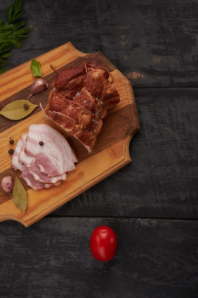 Bacon et assaisonnements sur une table en bois — Photo