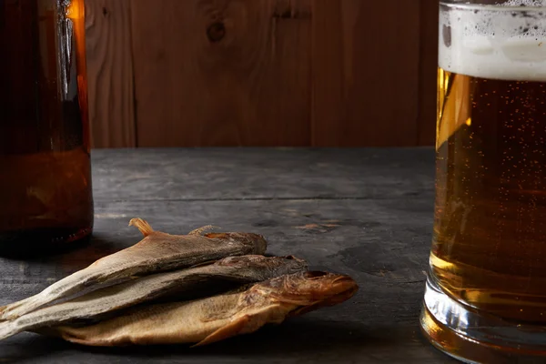 Peixe secado e cerveja em uma mesa — Fotografia de Stock