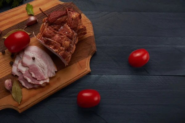 Tocino y condimentos en una mesa de madera — Foto de Stock