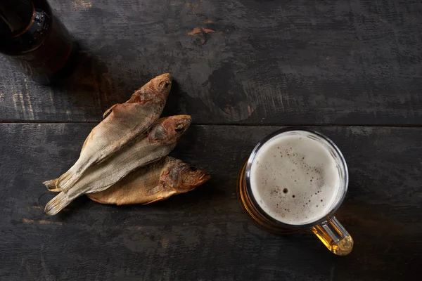Сушена риба і пиво на столі — стокове фото