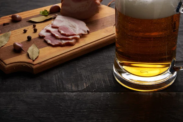 Boczek i szklankę piwa na stole — Zdjęcie stockowe