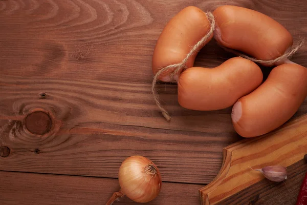 Kleine worstjes en pickles op tafel — Stockfoto