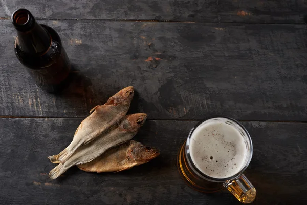 Ryby suszone i piwo na stole — Zdjęcie stockowe