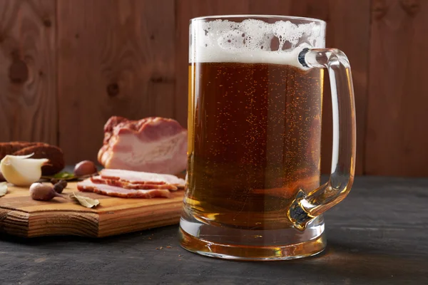Boczek i szklankę piwa na stole — Zdjęcie stockowe