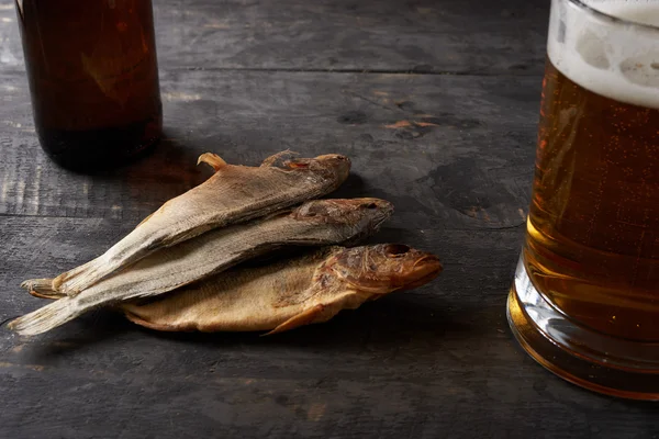 Peixe secado e cerveja em uma mesa — Fotografia de Stock