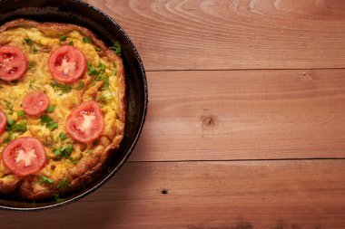 ahşap bir masa üzerinde pişmiş yumurta