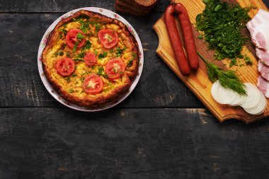 ekmek, sosis, yumurta, pastırma bir tablo