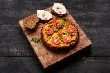 ekmek, sahanda yumurta, pastırma bir tablo