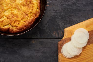 yumurta omlet, otlar ve soğan bir tablo