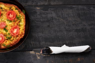 ahşap bir masa üzerinde pişmiş yumurta