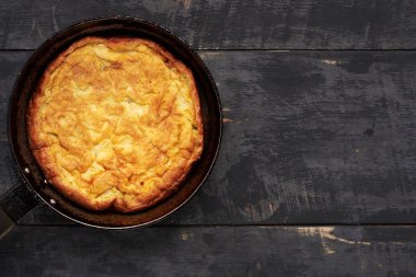 ahşap bir masa üzerinde pişmiş yumurta