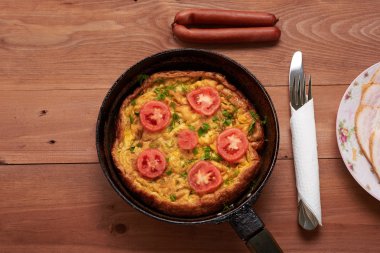 ahşap bir masa üzerinde pişmiş yumurta