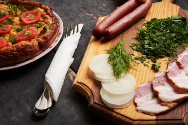 ekmek, sosis, yumurta, pastırma bir tablo