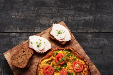 ekmek, sahanda yumurta, pastırma bir tablo
