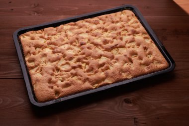 Masanın üzerine elmalı turta