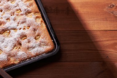 Masanın üzerine elmalı turta