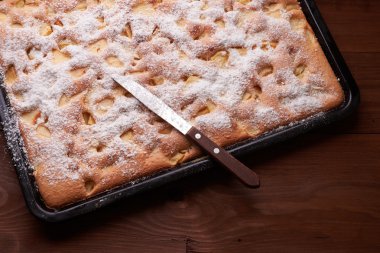 Masanın üzerine elmalı turta