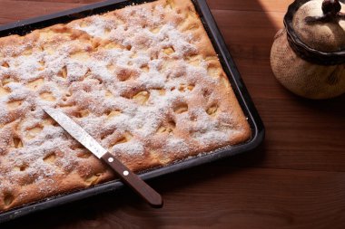 Masanın üzerine elmalı turta