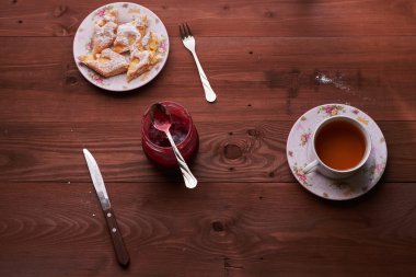 elmalı turta çay ile bir tabakta parçaları