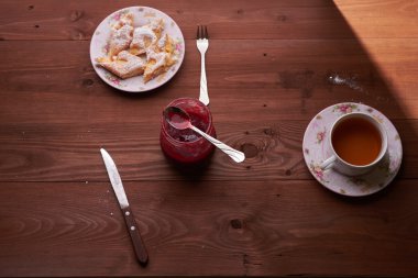 elmalı turta çay ile bir tabakta parçaları