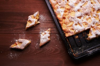 Charlotte elmalı kek tava ve kek dilimleri