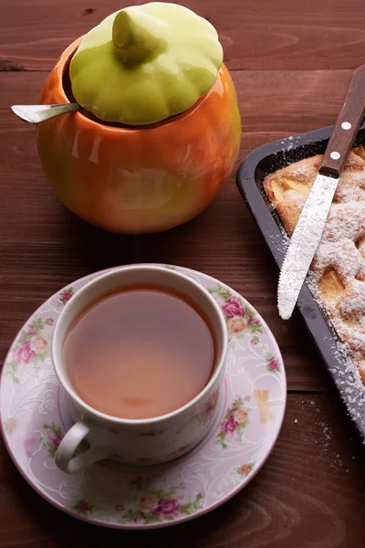 Шарлотта яблочный пирог на деревянном столе — стоковое фото