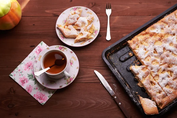 Apple pie charlotte on the wooden table — Stock Photo, Image