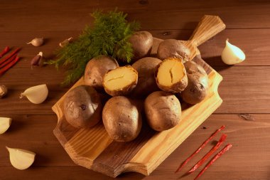 fırında patates ve baharatlar