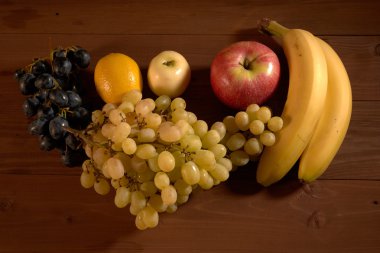 bir tablo üzerinde meyve