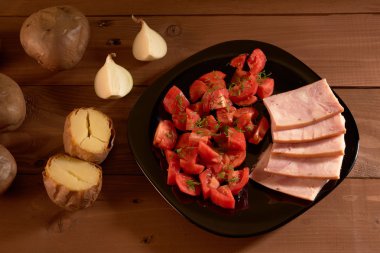 fırında patates ve domates salatası