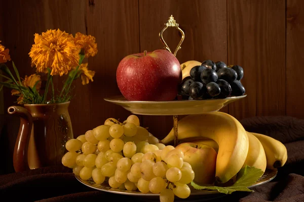 Cuenco de frutas en la mesa — Foto de Stock