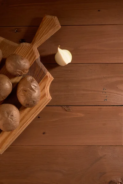 Gebakken aardappelen op een tafel — Stockfoto