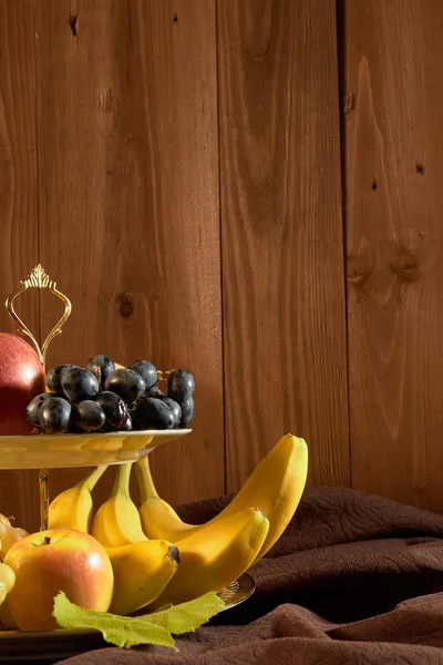 Cuenco de frutas en la mesa — Foto de Stock