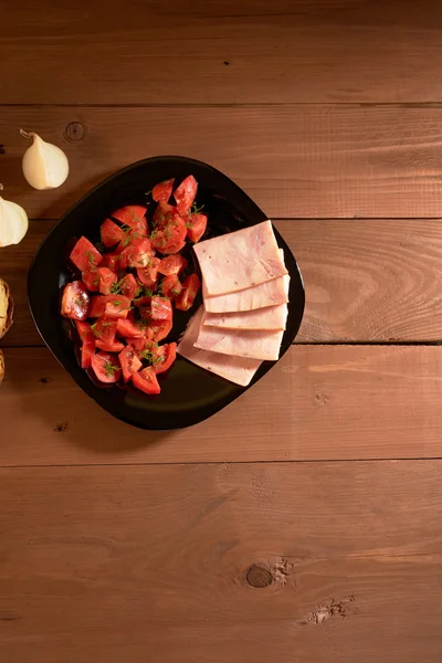 Batatas cozidas no forno e uma salada de tomates — Fotografia de Stock