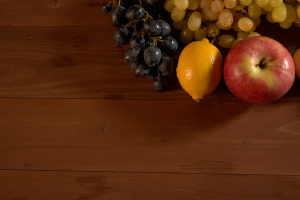 Frukt på ett bord — Stockfoto