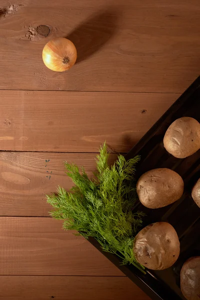 Bakad potatis på ett bord — Stockfoto