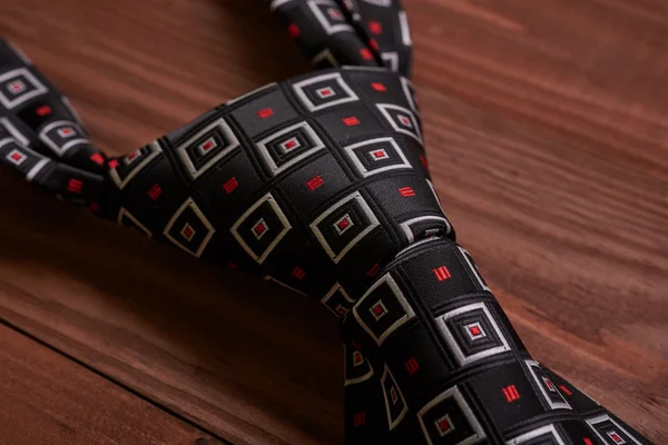 Krawatte auf dunklem Hintergrund — Stockfoto