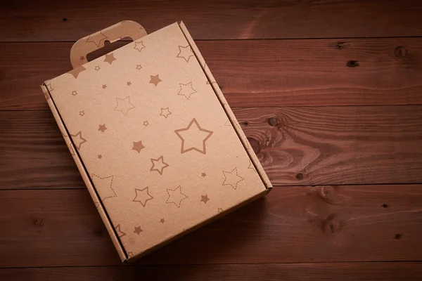 Деревянный стол для упаковки подарков — стоковое фото