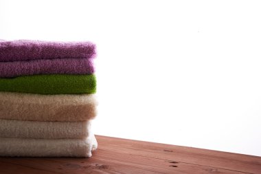 birçok havlu yığını yığılmış