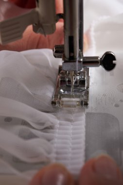 Genç kadın dikiş kumaş