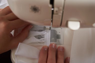 Genç kadın dikiş kumaş