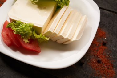 bir tablo bacground üzerinde Mozzarella peyniri