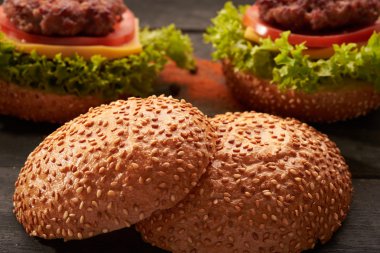 Ahşap bir masa üzerinde iki hamburger