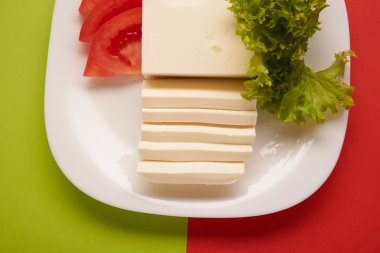 Tablo arka plan üzerinde Mozzarella peyniri