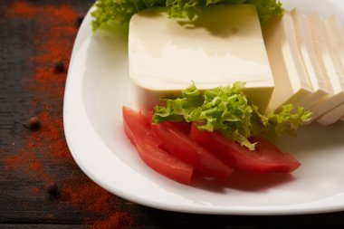 bir tablo bacground üzerinde Mozzarella peyniri