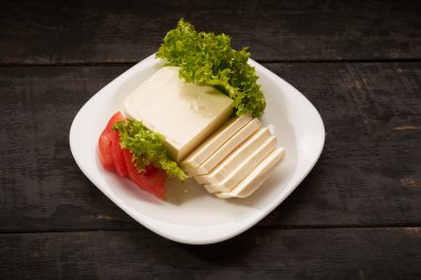 bir tablo bacground üzerinde Mozzarella peyniri