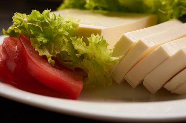 bir tablo bacground üzerinde Mozzarella peyniri