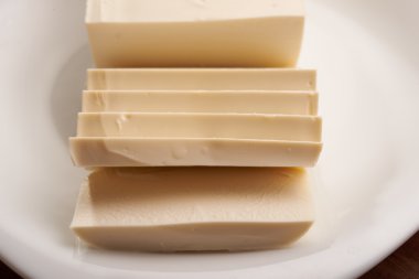 bir plaka üzerinde Mozzarella peyniri